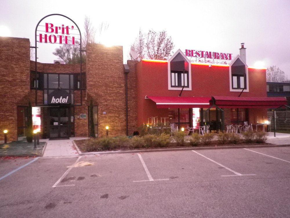 Brit Hotel Шамбери Екстериор снимка
