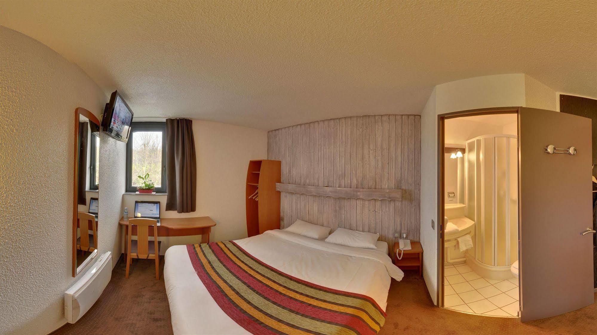 Brit Hotel Шамбери Екстериор снимка