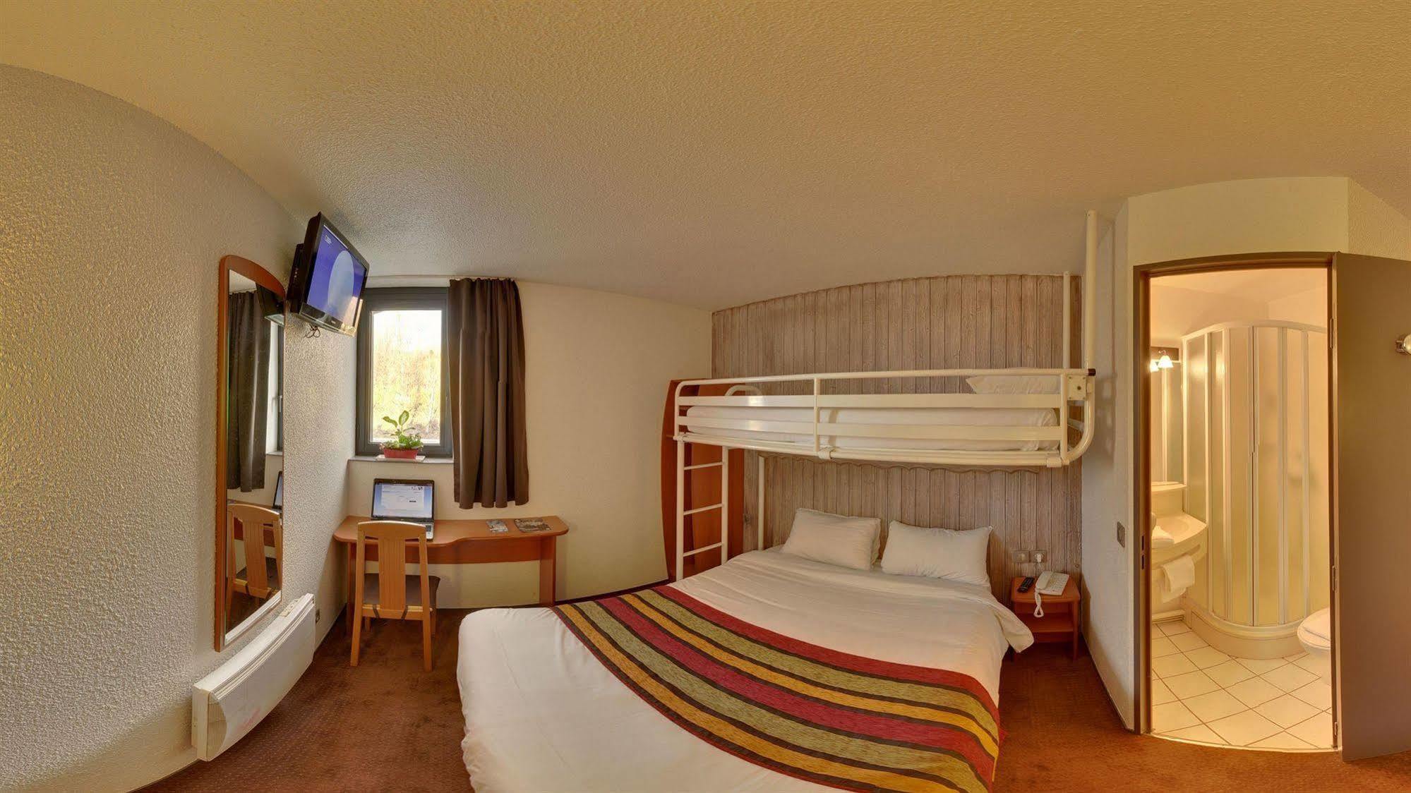 Brit Hotel Шамбери Екстериор снимка