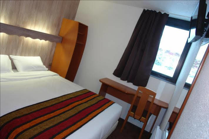 Brit Hotel Шамбери Екстериор снимка